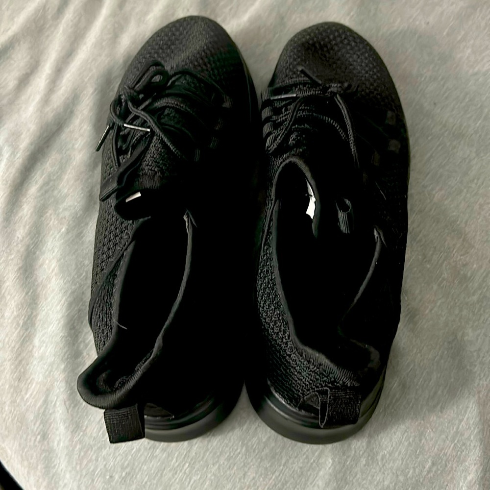 Women's lightweight tennis/walking sneakers.